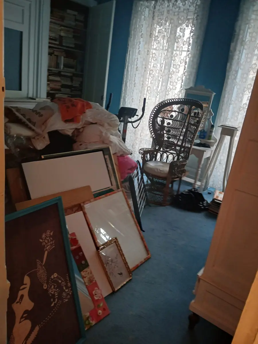 Pièce encombrée avant un débarras de maison à Lyon